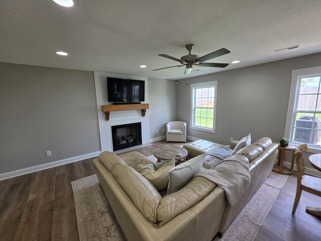 Building Photo - 3/2.5 home in beautiful Jonesborough