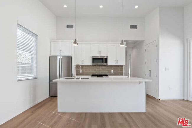 Building Photo - 15912 Vose St