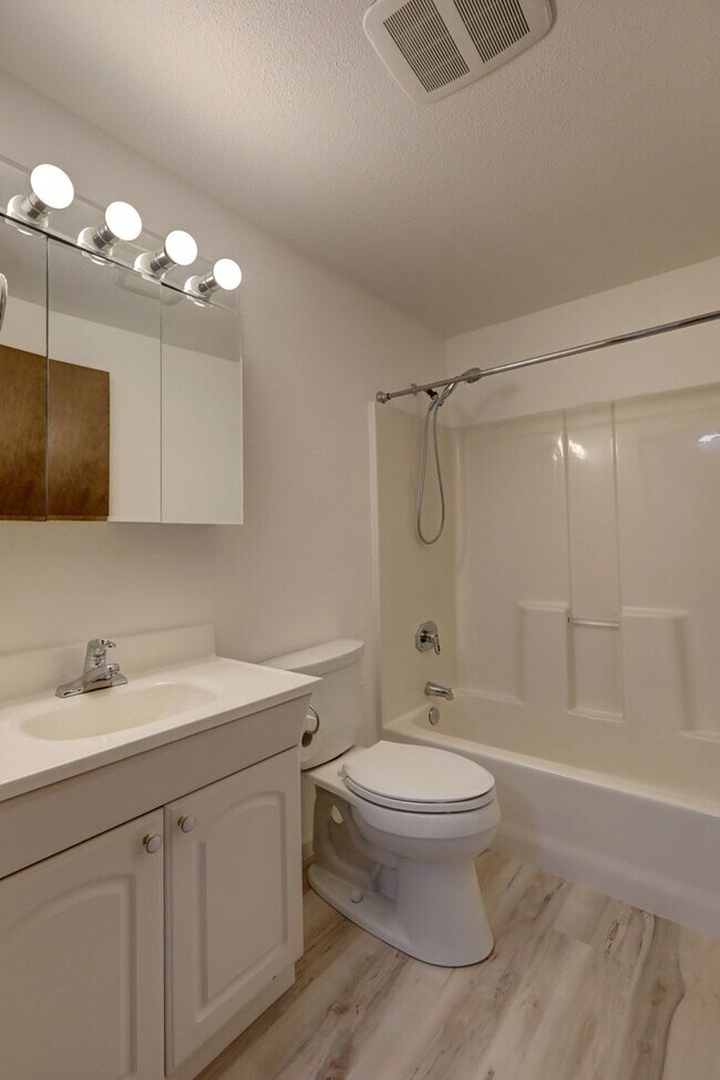 Building Photo - Cozy 3-bedroom 2 baths in Kirkland.