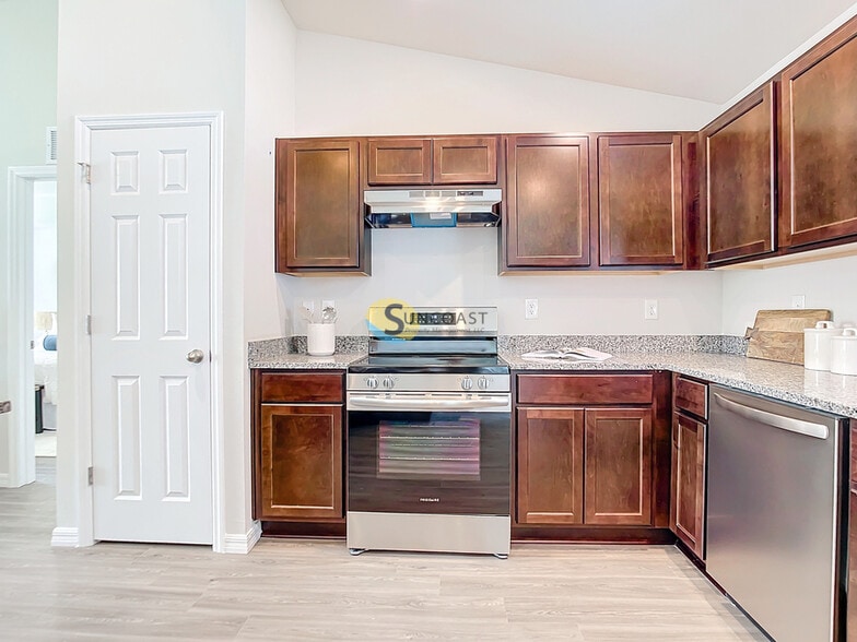 Building Photo - 6 Pine Cedar Dr