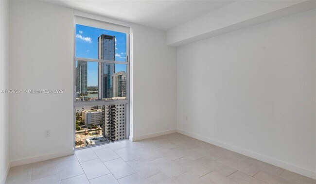 Building Photo - 2150 N Bayshore Dr