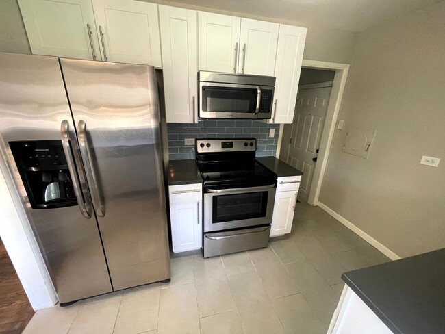 Building Photo - Fully Updated 4 Bedroom Home With Finished...