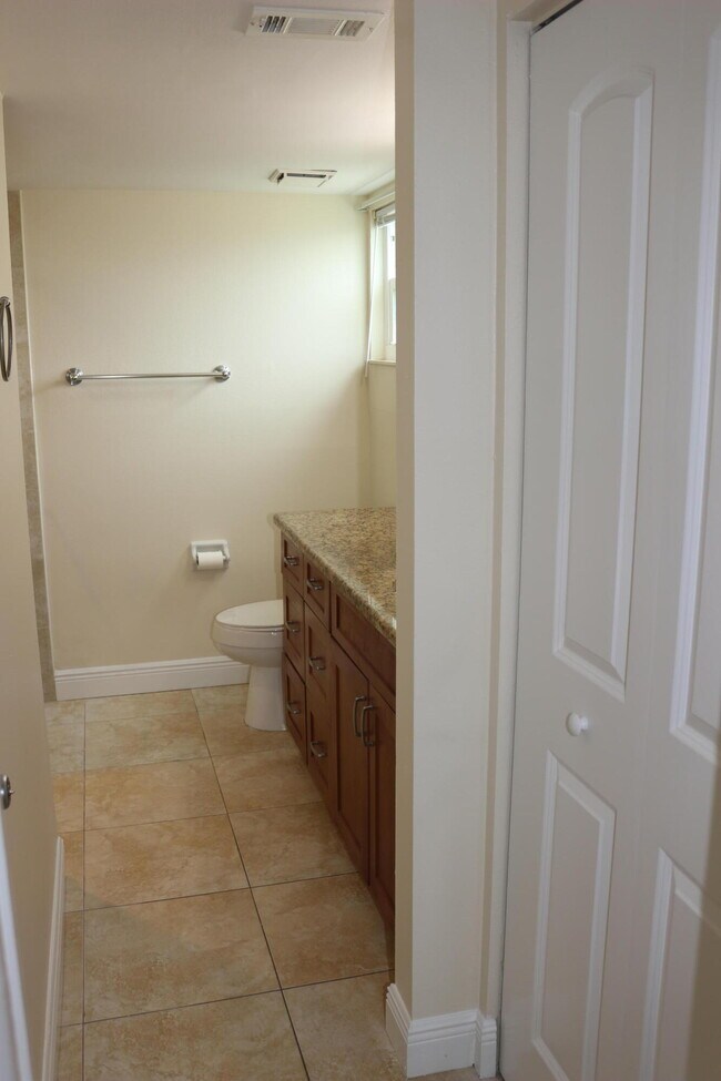 Building Photo - 1526 SE Royal Green Cir