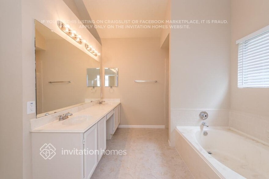 Building Photo - 15119 Manor Hill Dr