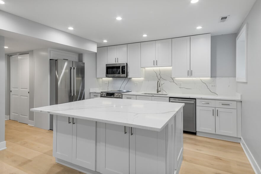 Building Photo - 935 W Winona St