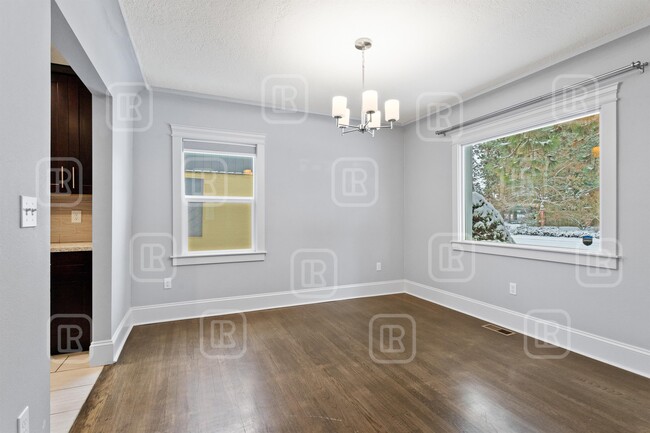 Building Photo - 414 W 29th Ave