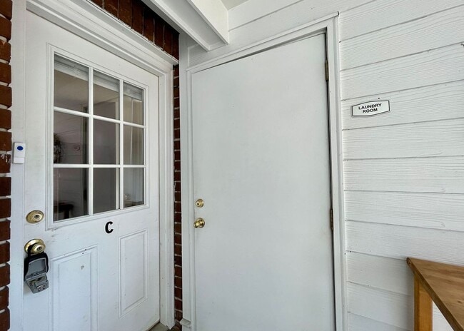 Building Photo - Available 7/1. 2 BR/2 BA in a FANTASTIC Lo...