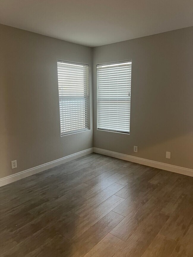 Building Photo - Renovated Green Valley Gated Home