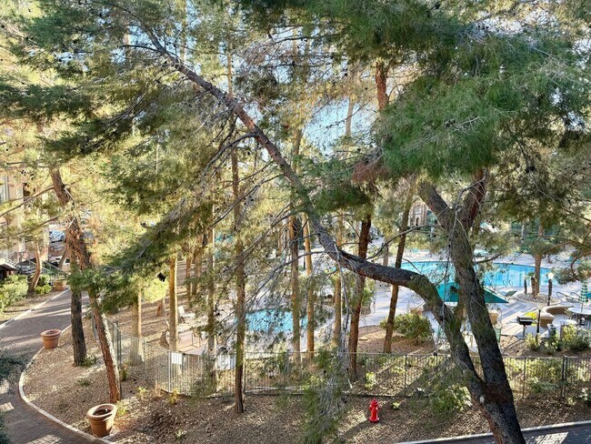 Building Photo - Meridian Luxury 1 Bed/1Bath Condo in Resort Style Community.