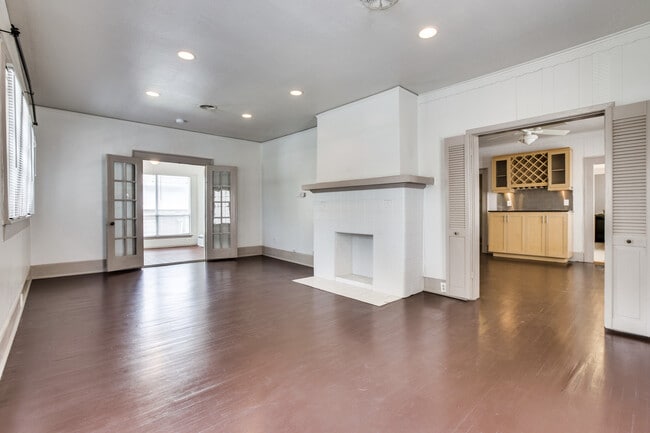 Building Photo - Rare & Classic Oak Lawn House | Great Location | Huge Backyard