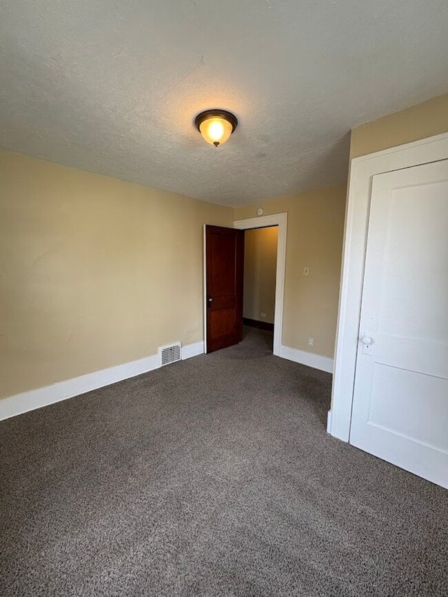 Building Photo - Three bedroom one bathroom home for rent