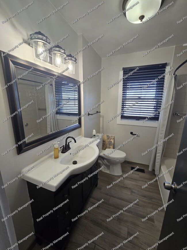 Building Photo - Updated 3 Bedroom Ranch