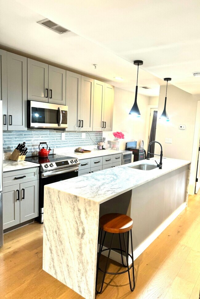 Building Photo - 210 Varnum St NW
