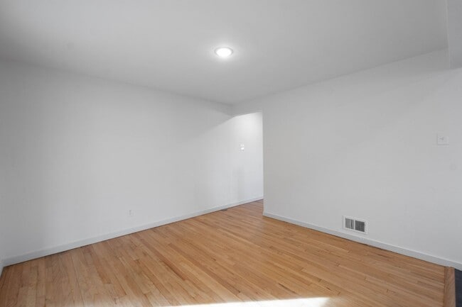 Building Photo - Ready for move in! Check out this RENOVATED 3 bedroom in BROOKLINE! UNBEATABLE LOCATION!