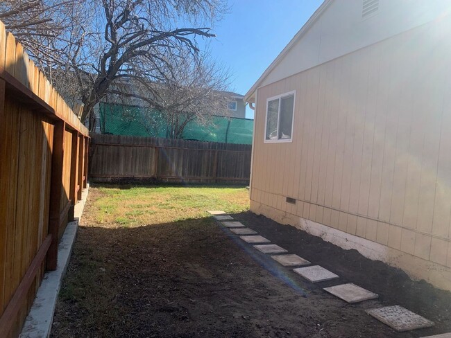 Building Photo - Vacaville Apartment Available Now!