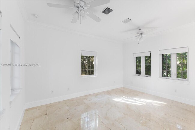 Building Photo - 221 Aledo Ave