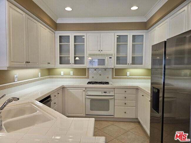 Building Photo - 27960 Trillium Ln