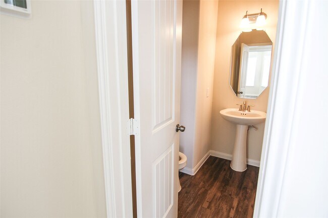 Building Photo - 3771 Lake Bend Shore Dr