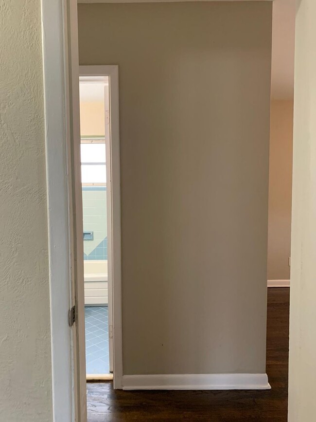 Building Photo - 4 Bedroom 2 Bath Spacious Home