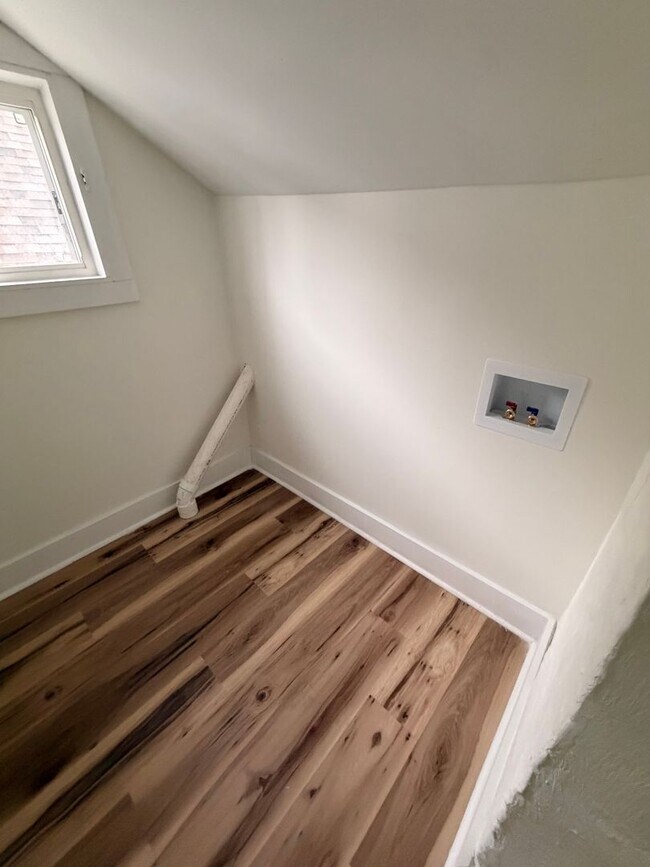 Building Photo - 1813 W Gaulbert Ave