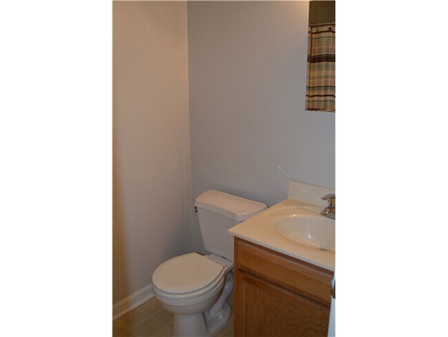 Building Photo - 703 Waters Edge Dr
