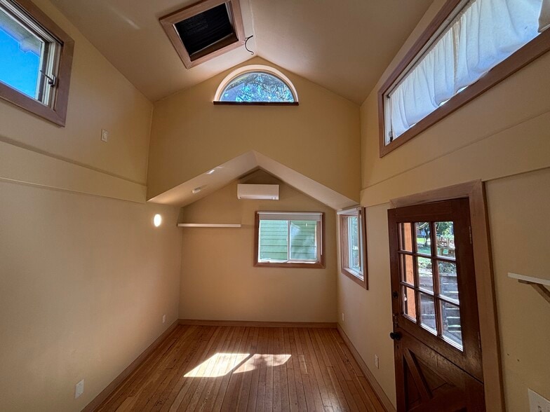 main room - 5535 NE Prescott St