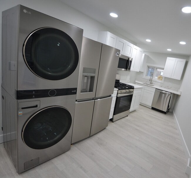 Building Photo - 15 Avalon St