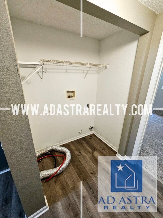 Building Photo - 2 Bedroom 2 Bath Townhouse in North Kansas...