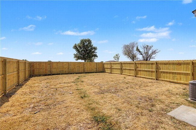 Building Photo - 406 W Cloud Dr