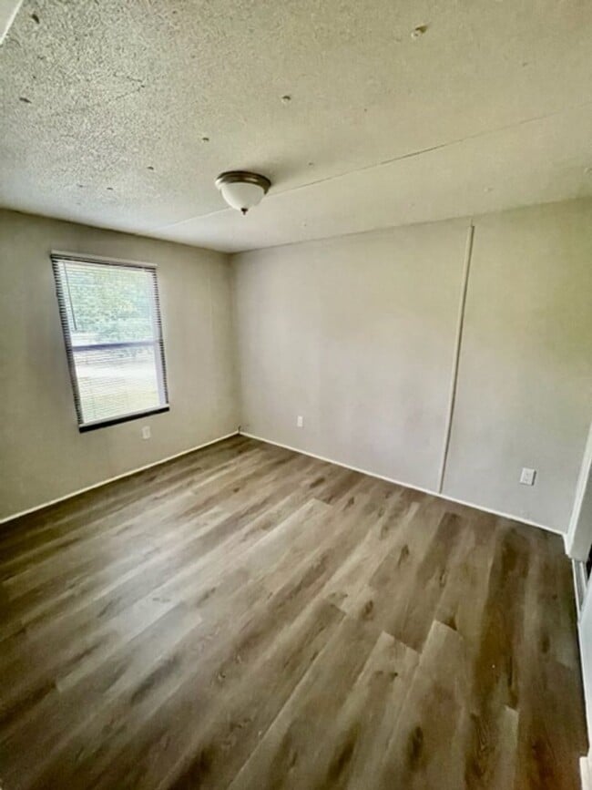 Building Photo - Adorable 3 bedroom 1.5 bath Mobile Home lo...