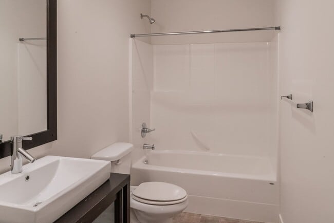 Building Photo - Spacious 1,884 sq ft 3bd 2.5bth home w/ loft & 2 car garage!