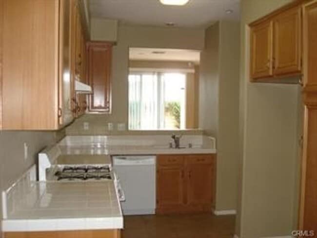 Building Photo - 3 Bedroom 2.5 Bath Condo in Gated Communit...