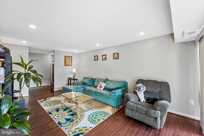 Building Photo - 9743 Kings Crown Ct