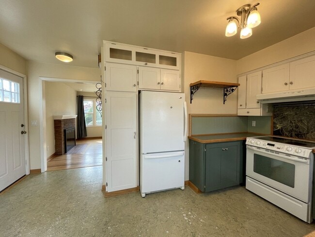 Building Photo - Charming Sellwood Bungalow with Nice Shed, Washer/Dryer, Fenced Yard