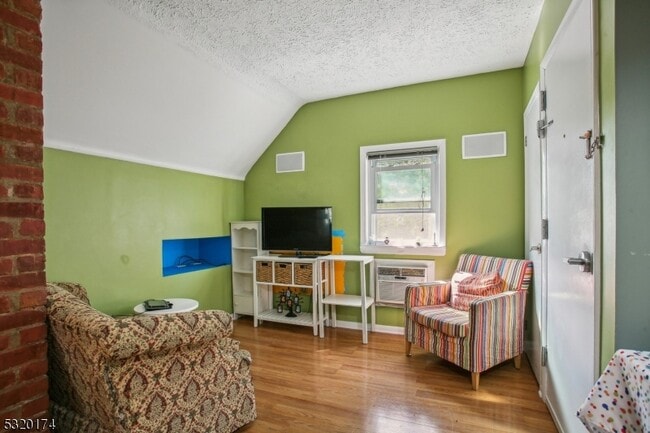 Building Photo - 16 Henry St