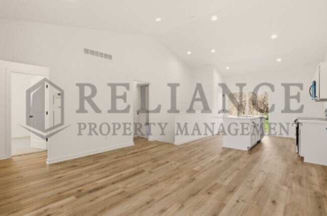 Building Photo - 5301 N Pinecrest Ct