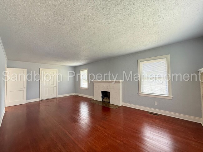 Building Photo - For Lease | University of Tulsa | 2 bed, 1...