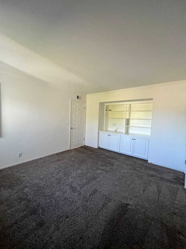 Building Photo - 3 Bed 2.5 Bath Fountain Valley Beauty Now Available