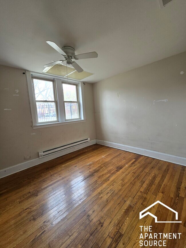 Building Photo - 2859 W Berteau Ave