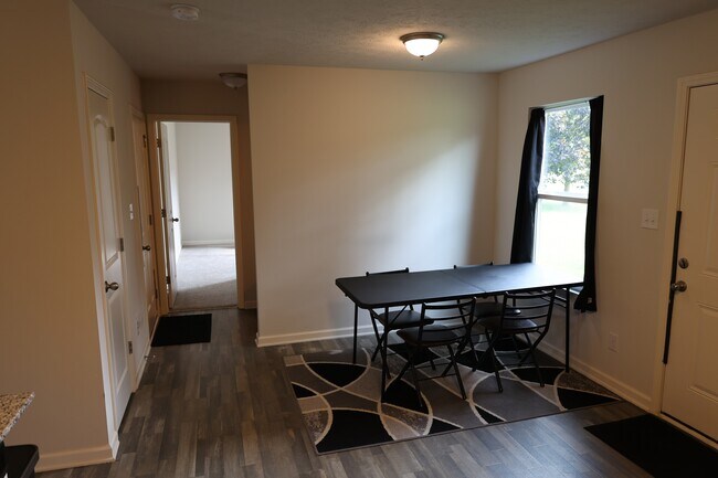 Building Photo - 1503 W Saxon Dr