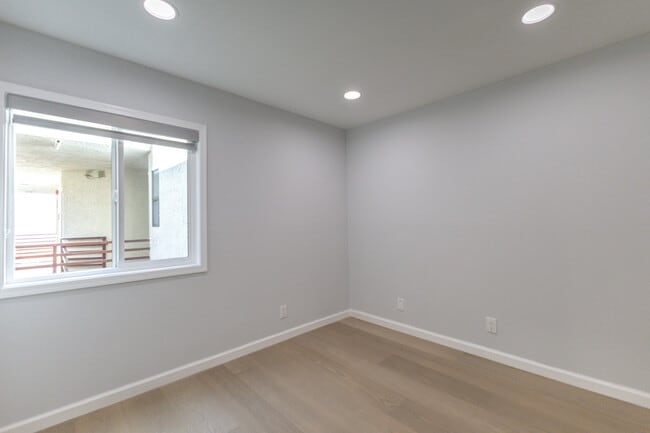 Building Photo - 400 N Louise St