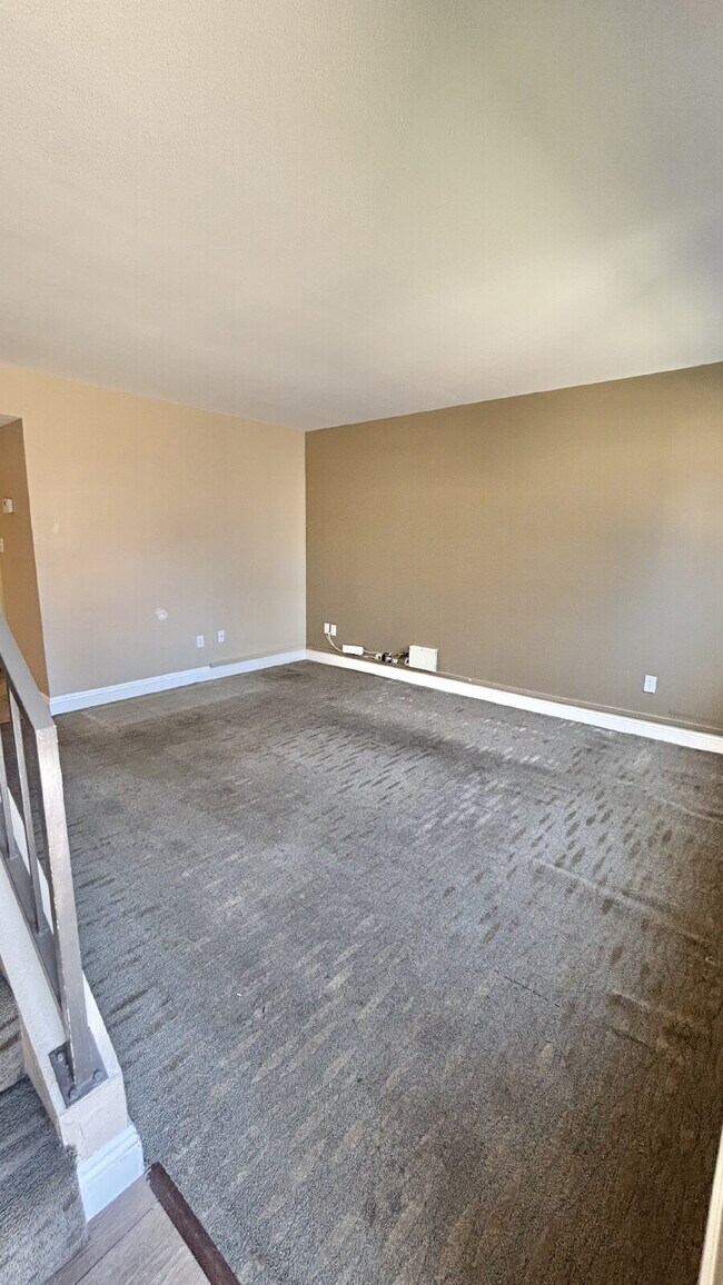 Building Photo - 2 Bedrooms Townhome Availble For Rent in I...