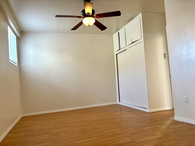 Building Photo - 916 N Screenland Dr