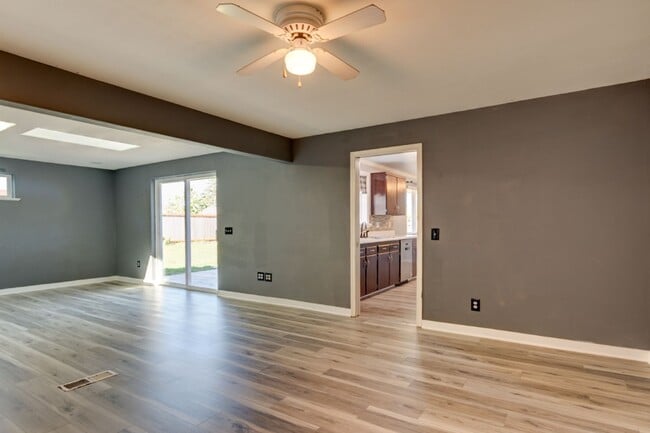 Building Photo - 3 Bedroom 2 Bath Single Story Home - Fenced Backyard