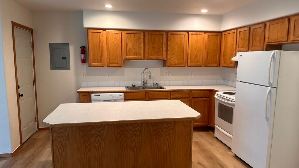 Building Photo - 1310 S Skyline Dr