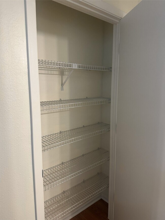 Building Photo - 7009 N Holiday Dr