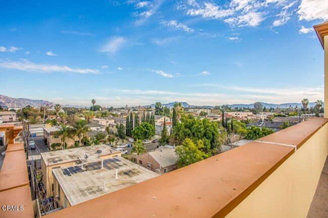 Building Photo - 6938 Laurel Canyon Blvd