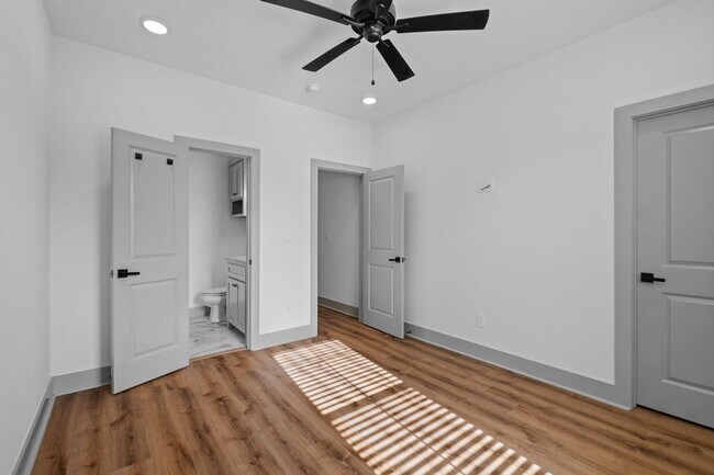 Building Photo - Duncan St Duplex