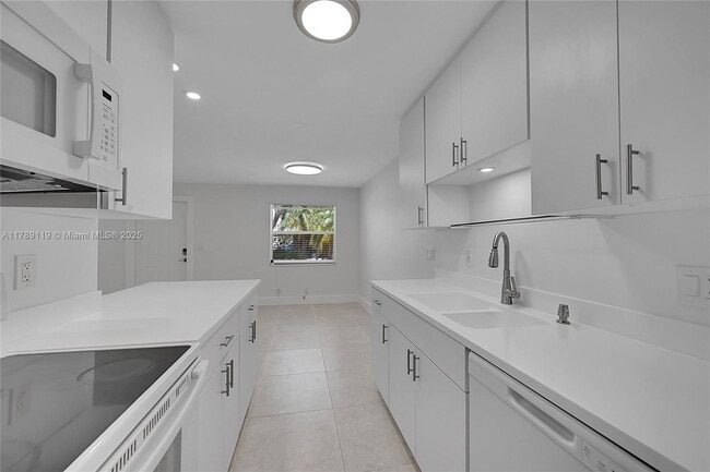Building Photo - 810 SW 12th Ct