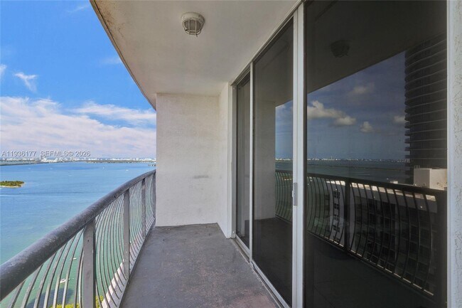 Building Photo - 1750 N Bayshore Dr